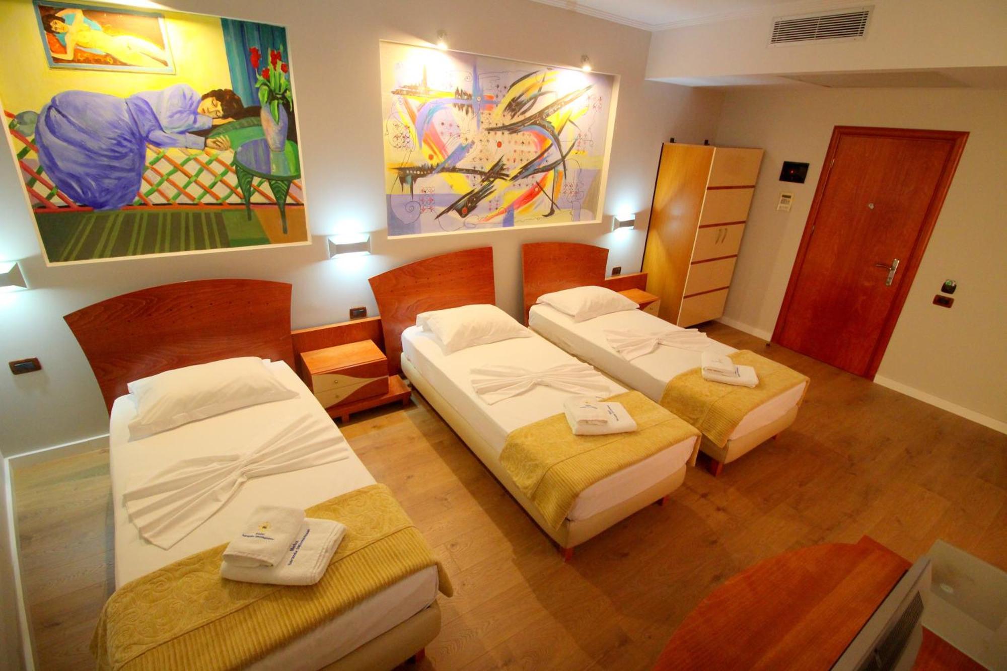 Dreibettzimmer mit Balkon