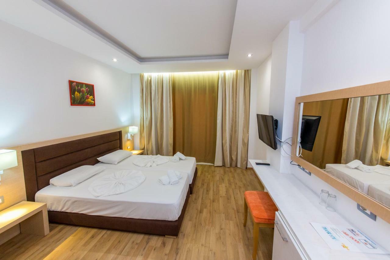 Doppel-/Zweibettzimmer mit Balkon
